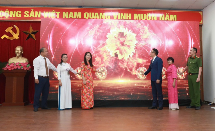 Phường Lĩnh Nam tổng kết công tác bầu cử, khen thưởng cuộc thi Dân vận khéo "Nhà hội họp xanh - sạch - đẹp" năm 2025- Ảnh 5.