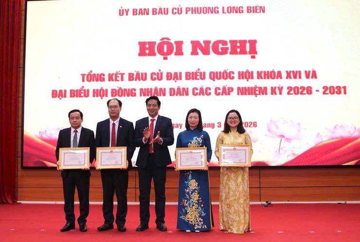 Phường Long Biên tổng kết công tác bầu cử, khẳng định tinh thần dân chủ, trách nhiệm của cử tri- Ảnh 4.