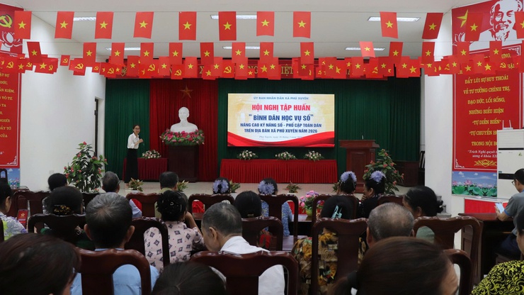 Phú Xuyên tổ chức các điểm "Bình dân học vụ số" lưu động cho người dân- Ảnh 1.