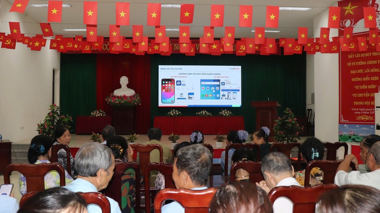 Phú Xuyên tổ chức các điểm "Bình dân học vụ số" lưu động cho người dân- Ảnh 2.