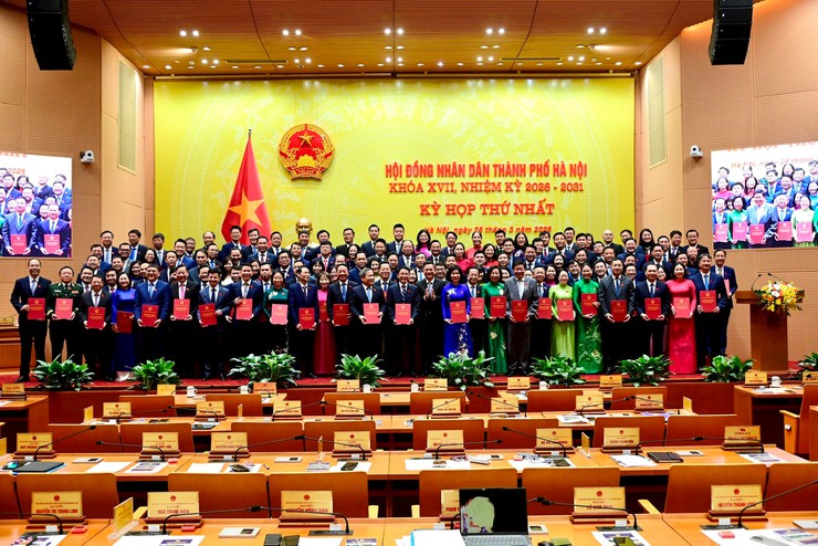 Hanoi People's Council opens first session, sets direction for new term- Ảnh 1.