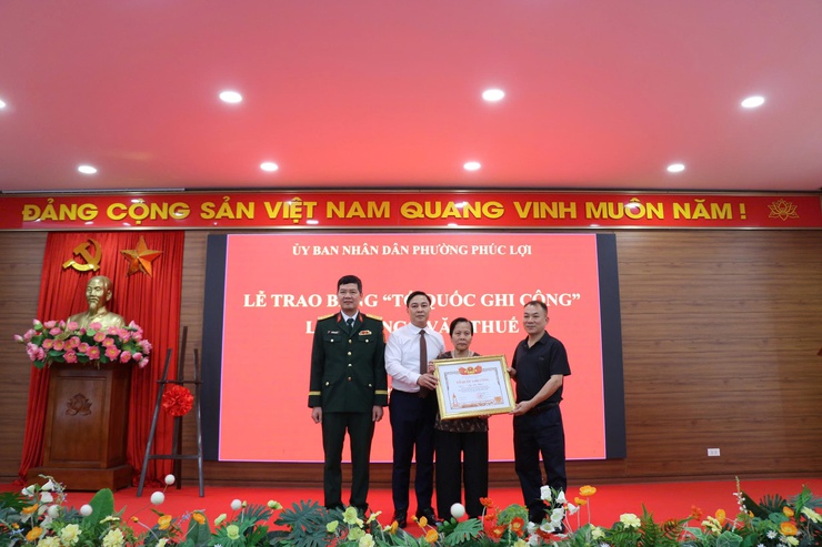Phường Phúc Lợi trang trọng tổ chức Lễ trao Bằng “Tổ quốc ghi công” liệt sĩ Ngô Văn Thuế- Ảnh 3.