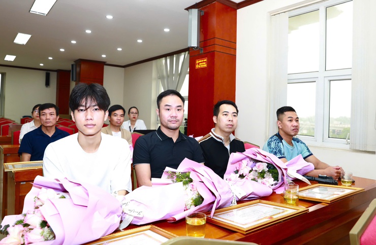 Khen thưởng thành tích suất sắc, đột xuất các cá nhân cứu người trong vụ cháy tại Lĩnh Nam- Ảnh 2.