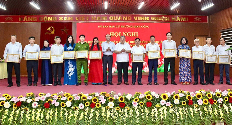 Phường Định Công: Biểu dương nhiều tập thể, cá nhân xuất sắc trong công tác bầu cử- Ảnh 1.