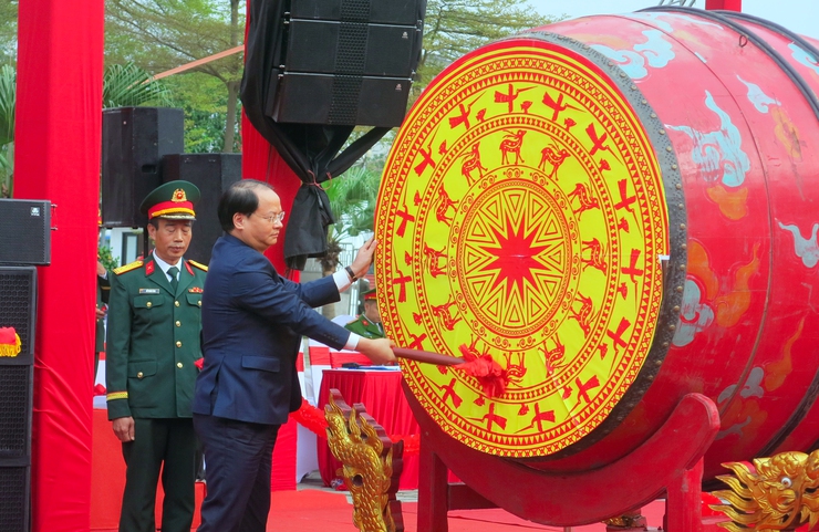 Chủ tịch HĐND Thành phố Phùng Thị Hồng Hà động viên tân binh- Ảnh 2.