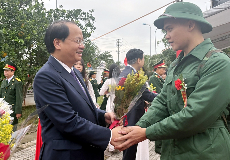 Chủ tịch HĐND Thành phố Phùng Thị Hồng Hà động viên tân binh- Ảnh 5.