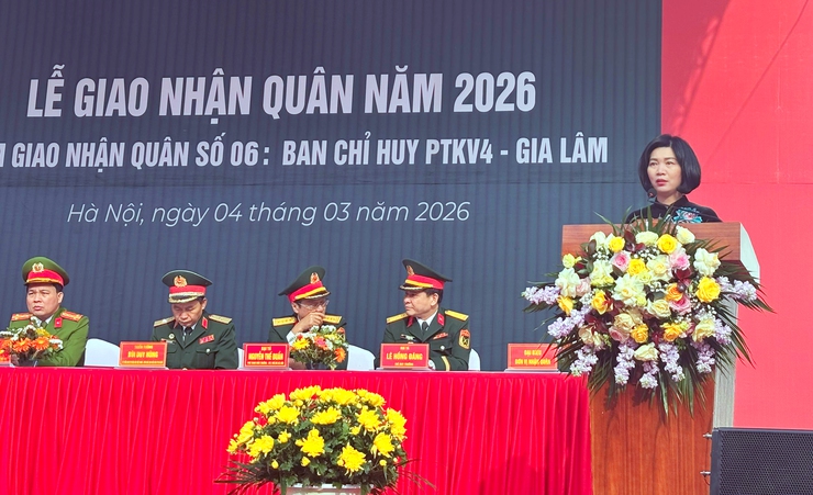 Chủ tịch HĐND Thành phố Phùng Thị Hồng Hà động viên tân binh- Ảnh 1.