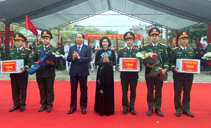 Chủ tịch HĐND Thành phố Phùng Thị Hồng Hà động viên tân binh- Ảnh 3.