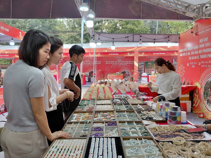 Hanoi opens 2026 rural industrial goods fair in Ba Vi- Ảnh 3.