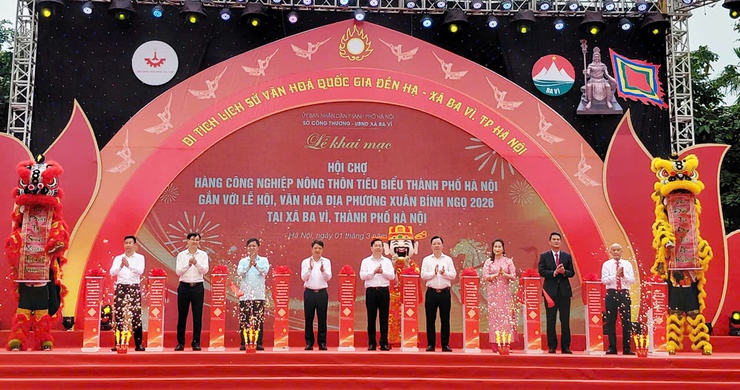 Hanoi opens 2026 rural industrial goods fair in Ba Vi- Ảnh 1.