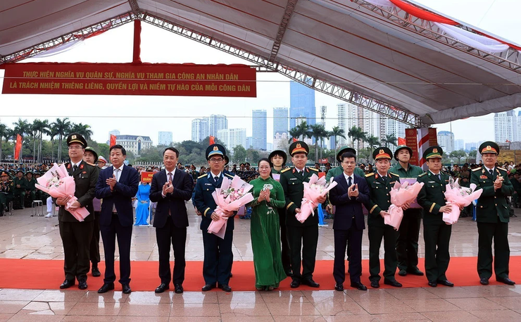 Phó Chủ tịch Thường trực UBND Thành phố Dương Đức Tuấn động viên tân binh lên đường nhập ngũ- Ảnh 3.