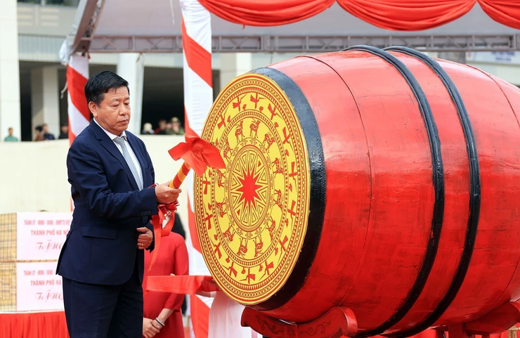 Phó Chủ tịch Thường trực UBND Thành phố Dương Đức Tuấn động viên tân binh lên đường nhập ngũ- Ảnh 2.