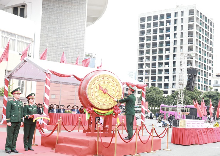 Bí thư Thành ủy Nguyễn Duy Ngọc động viên tân binh tại điểm số 4 Ban chỉ huy phòng thủ khu vực 3 - Hồng Hà- Ảnh 3.