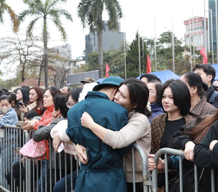 Bí thư Thành ủy Nguyễn Duy Ngọc động viên tân binh tại điểm số 4 Ban chỉ huy phòng thủ khu vực 3 - Hồng Hà- Ảnh 12.