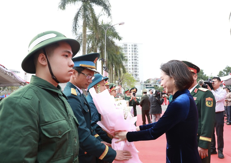 Bí thư Thành ủy Nguyễn Duy Ngọc động viên tân binh tại điểm số 4 Ban chỉ huy phòng thủ khu vực 3 - Hồng Hà- Ảnh 6.