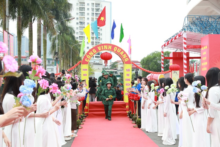 Bí thư Thành ủy Nguyễn Duy Ngọc động viên tân binh tại điểm số 4 Ban chỉ huy phòng thủ khu vực 3 - Hồng Hà- Ảnh 10.