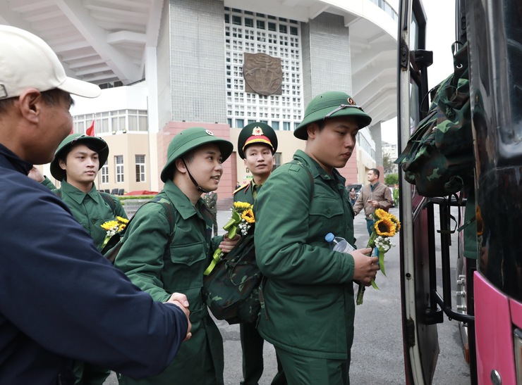 Bí thư Thành ủy Nguyễn Duy Ngọc động viên tân binh tại điểm số 4 Ban chỉ huy phòng thủ khu vực 3 - Hồng Hà- Ảnh 11.