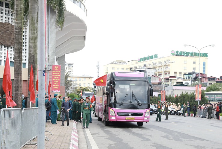 Bí thư Thành ủy Nguyễn Duy Ngọc động viên tân binh tại điểm số 4 Ban chỉ huy phòng thủ khu vực 3 - Hồng Hà- Ảnh 14.