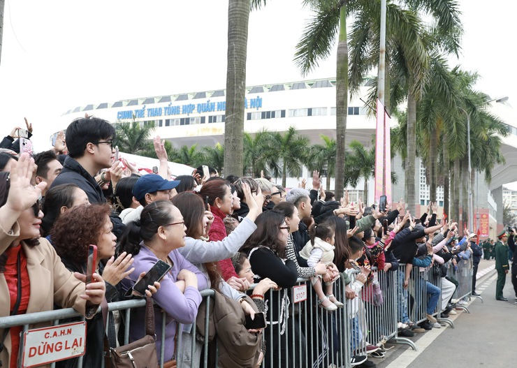 Bí thư Thành ủy Nguyễn Duy Ngọc động viên tân binh tại điểm số 4 Ban chỉ huy phòng thủ khu vực 3 - Hồng Hà- Ảnh 13.
