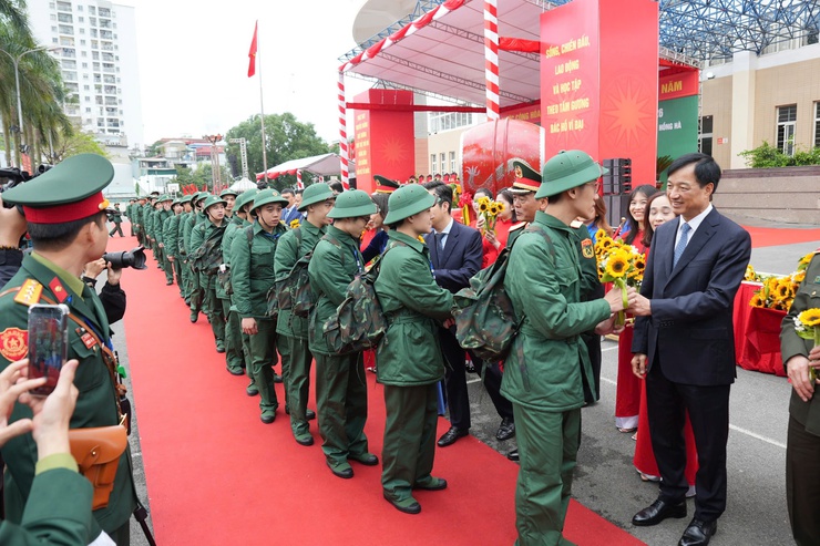 Bí thư Thành ủy Nguyễn Duy Ngọc động viên tân binh tại điểm số 4 Ban chỉ huy phòng thủ khu vực 3 - Hồng Hà- Ảnh 9.