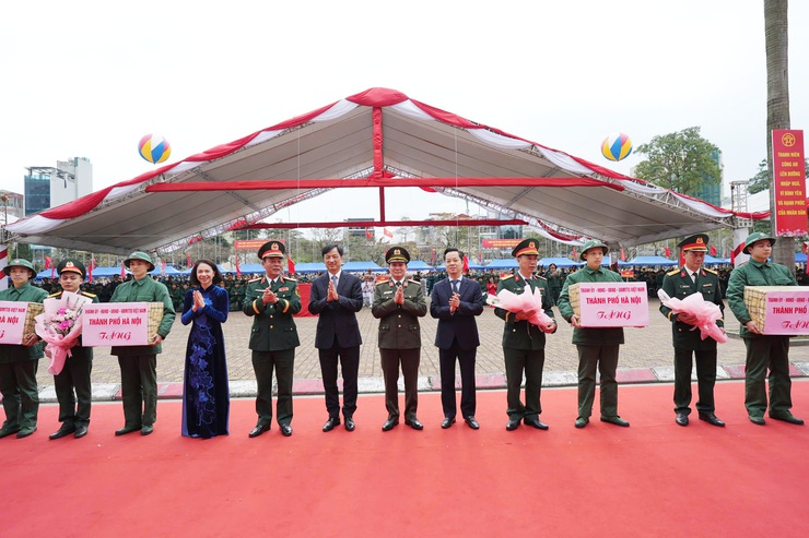 Bí thư Thành ủy Nguyễn Duy Ngọc động viên tân binh tại điểm số 4 Ban chỉ huy phòng thủ khu vực 3 - Hồng Hà- Ảnh 5.