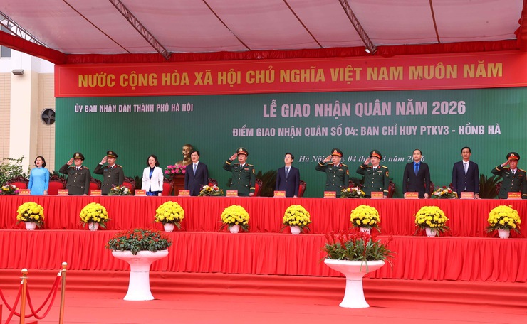 Bí thư Thành ủy Nguyễn Duy Ngọc động viên tân binh tại điểm số 4 Ban chỉ huy phòng thủ khu vực 3 - Hồng Hà- Ảnh 1.