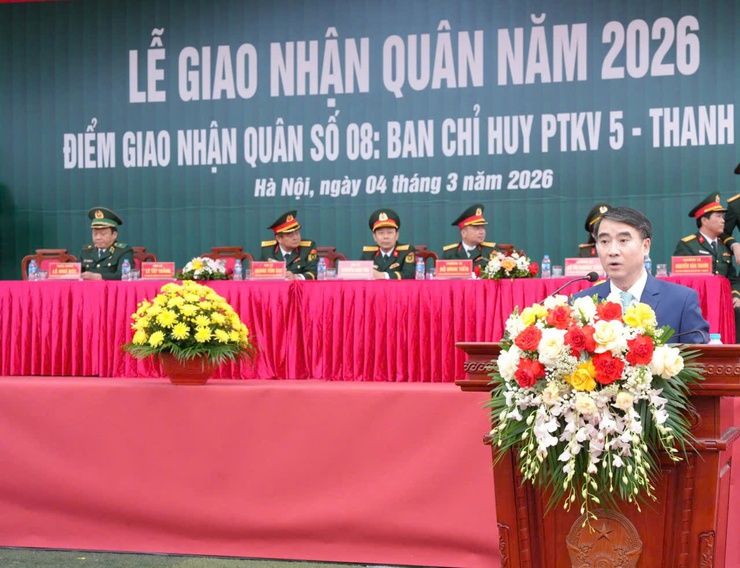 Lãnh đạo thành phố Hà Nội động viên tân binh lên đường nhập ngũ tại Điểm giao - nhận quân số 08- Ảnh 3.