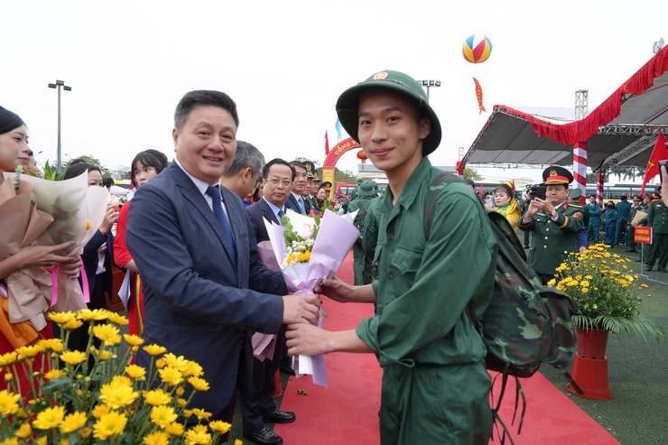 Lãnh đạo thành phố Hà Nội động viên tân binh lên đường nhập ngũ tại Điểm giao - nhận quân số 08- Ảnh 9.