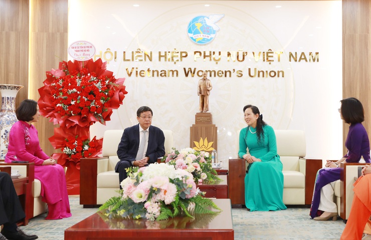Phó Chủ tịch Thường trực UBND Thành phố Dương Đức Tuấn chúc mừng Trung ương Hội LHPN Việt Nam và Hội LHPN Thành phố- Ảnh 2.