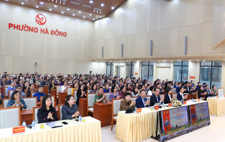 Chủ tịch HĐND Thành phố Phùng Thị Hồng Hà và các ứng cử viên đại biểu HĐND Thành phố tiếp xúc cử tri, vận động bầu cử- Ảnh 1.