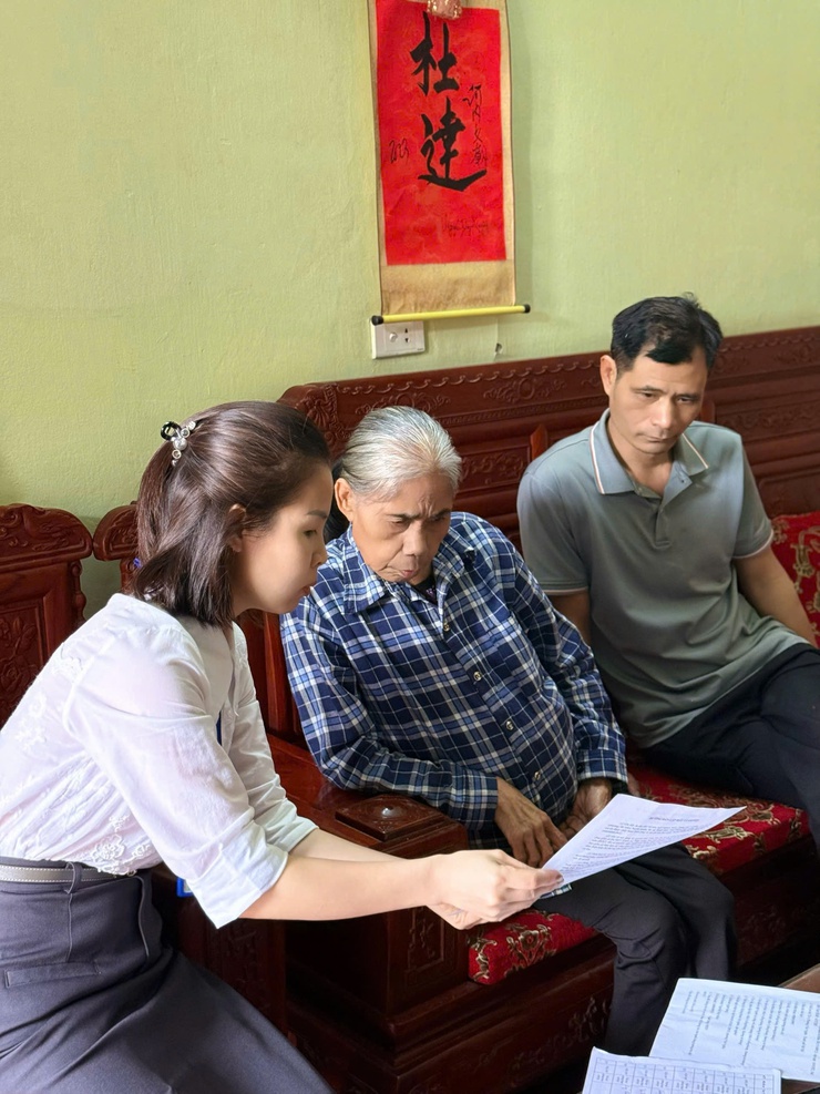 Cán bộ Điểm Hỗ trợ dịch vụ công số Yên Nghĩa đến tận nhà hỗ trợ công dân bệnh nặng thực hiện thủ tục hành chính- Ảnh 2.