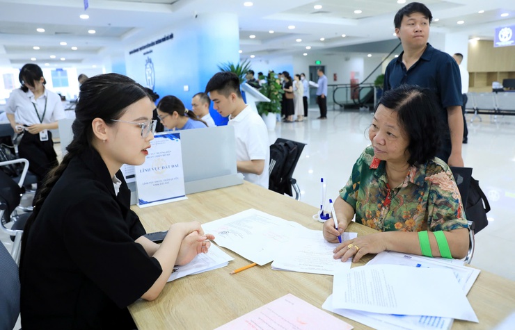 Đẩy mạnh phân cấp, ủy quyền thủ tục hành chính: Bước chuyển từ “quản lý” sang “phục vụ”- Ảnh 2.