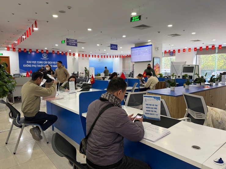 Hà Nội ủy quyền hơn 600 thủ tục hành chính: Đẩy mạnh phân cấp, nâng cao hiệu quả phục vụ- Ảnh 1.