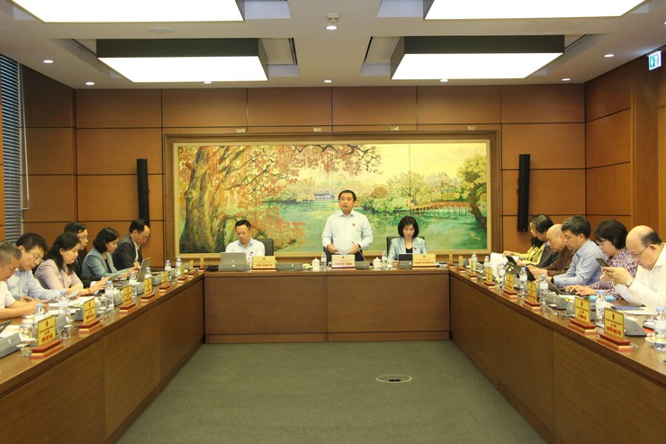 Đoàn ĐBQH thành phố Hà Nội thảo luận tại tổ về tình hình phát triển kinh tế - xã hội- Ảnh 2.