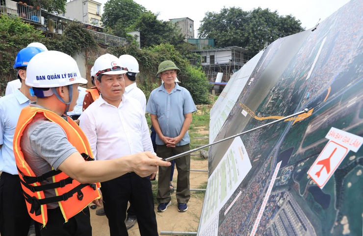 Chủ tịch Hà Nội Vũ Đại Thắng kiểm tra tiến độ hai dự án đầu tư xây dựng cầu Tứ Liên và cầu Trần Hưng Đạo- Ảnh 4.