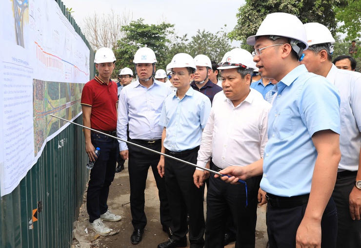 Chủ tịch Hà Nội Vũ Đại Thắng kiểm tra tiến độ hai dự án đầu tư xây dựng cầu Tứ Liên và cầu Trần Hưng Đạo- Ảnh 1.