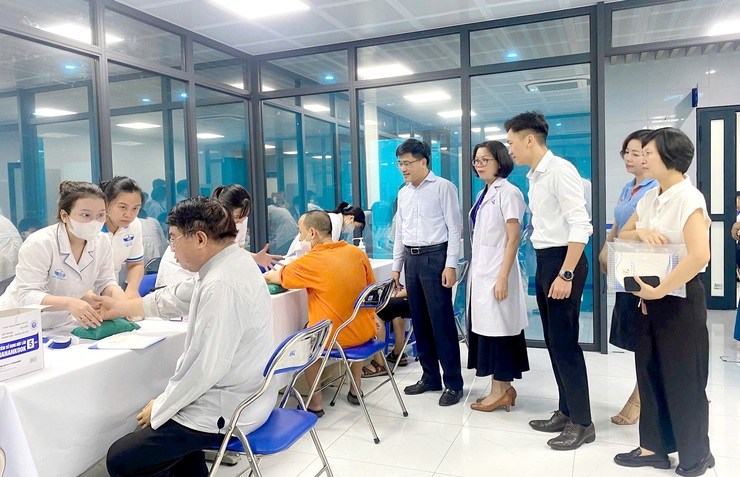 Phường Nghĩa Đô khám sức khỏe miễn phí cho người khuyết tật- Ảnh 1.