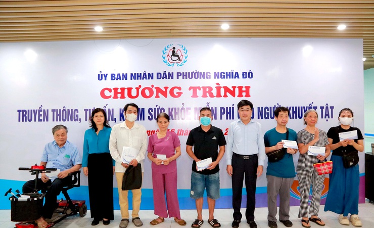 Phường Nghĩa Đô khám sức khỏe miễn phí cho người khuyết tật- Ảnh 2.