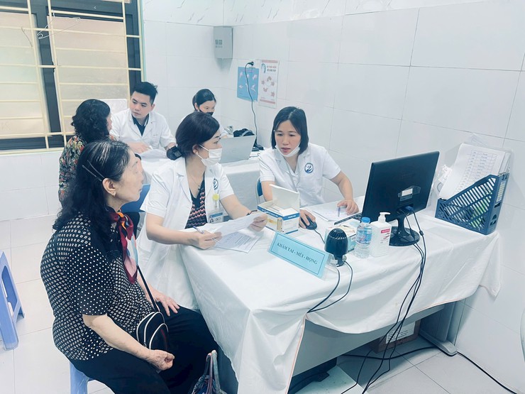 Gần 600 người cao tuổi phường Yên Hòa được khám sức khỏe miễn phí- Ảnh 2.