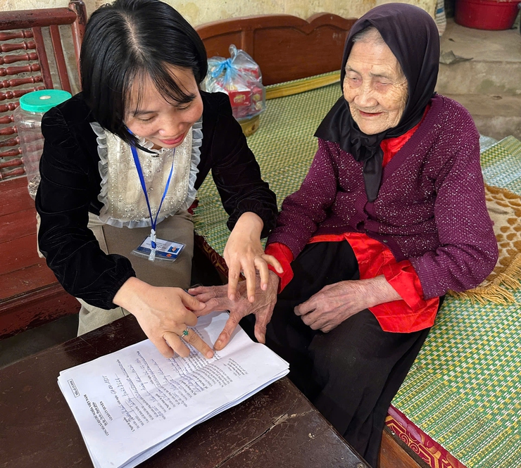 “Đến trước nhu cầu - Tiên phong phục vụ”: Điểm sáng mô hình hỗ trợ thủ tục hành chính tại nhà ở phường Tùng Thiện- Ảnh 3.