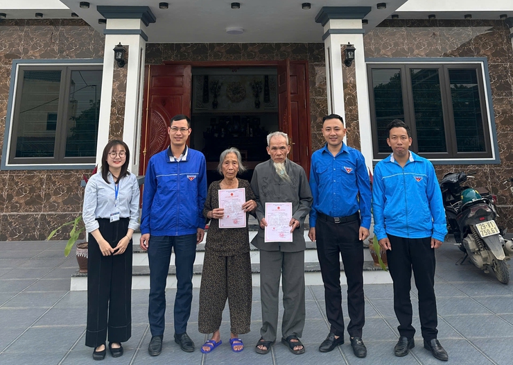 “Đến trước nhu cầu - Tiên phong phục vụ”: Điểm sáng mô hình hỗ trợ thủ tục hành chính tại nhà ở phường Tùng Thiện- Ảnh 1.