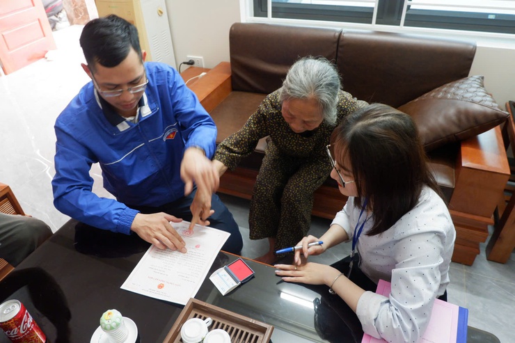 “Đến trước nhu cầu - Tiên phong phục vụ”: Điểm sáng mô hình hỗ trợ thủ tục hành chính tại nhà ở phường Tùng Thiện- Ảnh 2.