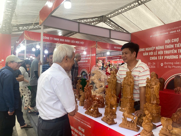 Hội chợ hàng công nghiệp nông thôn tiêu biểu gắn với lễ hội truyền thống Quốc gia chùa Tây Phương- Ảnh 5.