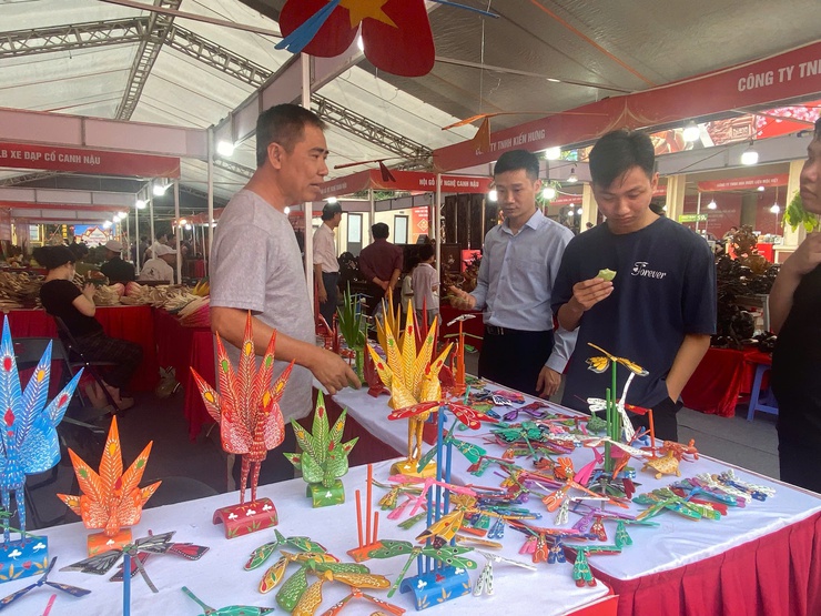 Hội chợ hàng công nghiệp nông thôn tiêu biểu gắn với lễ hội truyền thống Quốc gia chùa Tây Phương- Ảnh 4.