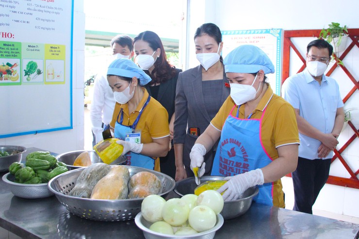 Giám sát việc thu - chi dịch vụ giáo dục và bữa ăn bán trú tại xã Thuận An- Ảnh 1.