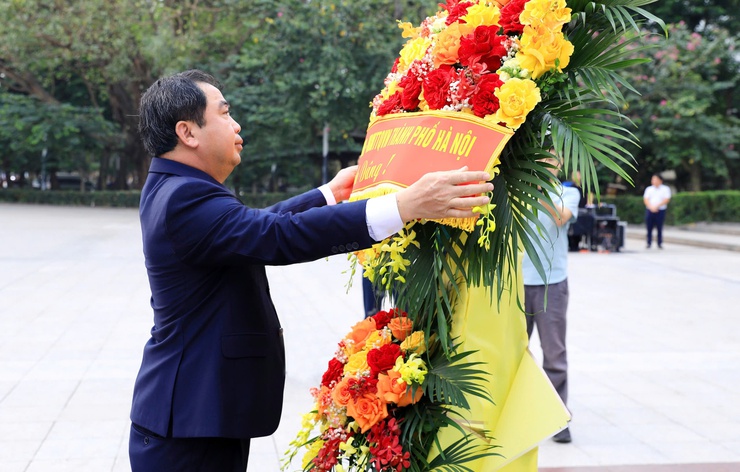 Lãnh đạo thành phố Hà Nội dâng hoa kỷ niệm 156 năm ngày sinh V.I.Lênin- Ảnh 1.
