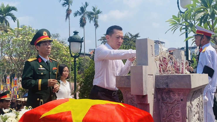 Trang trọng Lễ đón nhận, truy điệu và an táng hài cốt liệt sĩ Lê Quyết Chiến- Ảnh 2.