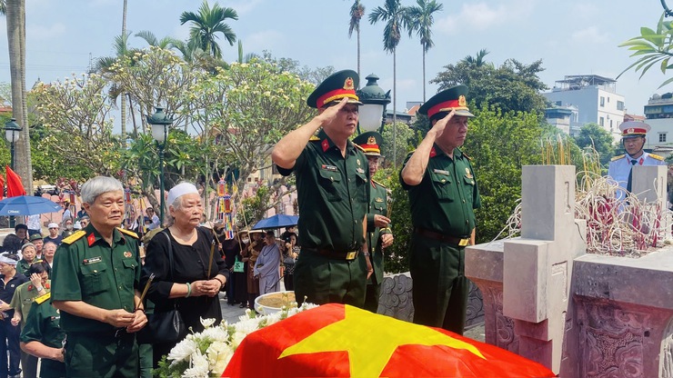 Trang trọng Lễ đón nhận, truy điệu và an táng hài cốt liệt sĩ Lê Quyết Chiến- Ảnh 3.