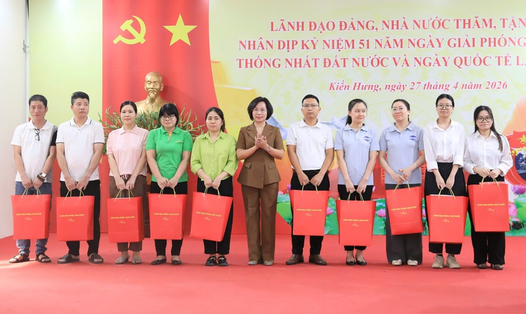 Bí thư Thành ủy Trần Đức Thắng thăm, tặng quà gia đình chính sách, công nhân, người lao động khó khăn phường Kiến Hưng- Ảnh 3.