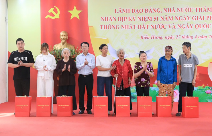 Bí thư Thành ủy Trần Đức Thắng thăm, tặng quà gia đình chính sách, công nhân, người lao động khó khăn phường Kiến Hưng- Ảnh 2.